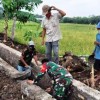 Babinsa Koramil Cilimus, Bantu Warga Bangun Saluran Irigasi
